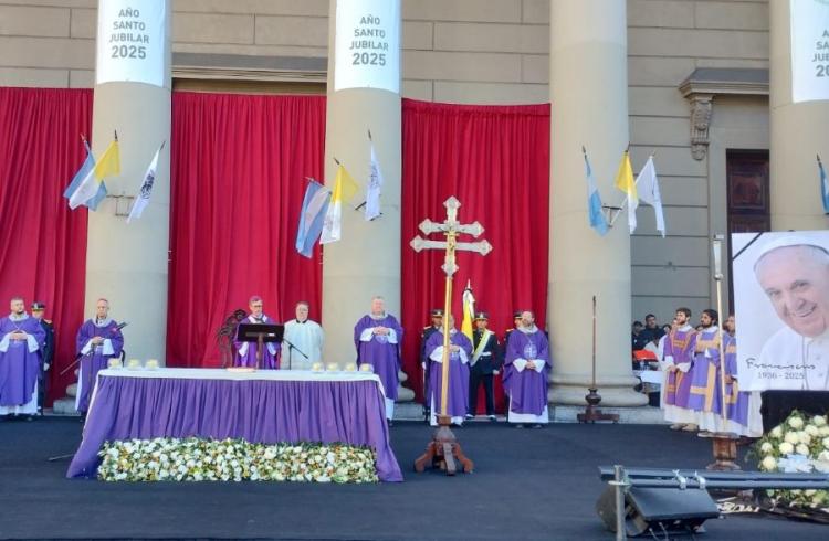 mons-garcia-cuerva-en-la-despedida-a-francisco-gracias-perdon-y-te-queremos-mucho-wH7k (1)