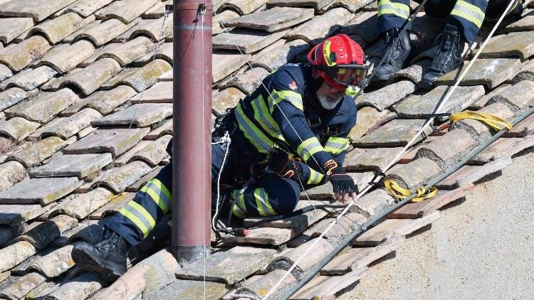 conclave-la-chimenea-para-la-eleccion-papal-ya-esta-lista-sobre-el-tejado-de-la-sixtina-Y0u9